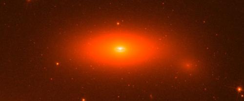Các nhà thiên văn vừa sử dụng Kính thiên văn Hobby-Eberly tại trường Đài thiên văn McDonald thuộc trường ĐH Texas ở Austin để đo khối lượng của cái có lẽ là lỗ đen khổng lồ nhất từ trước đến nay trong thiên hà NGC 1277 – nó có khối lượng bằng 17 tỉ Mặt trời. Lỗ đen khổng lồ trên chiếm tới 14% khối lượng của thiên hà của nó, thay vì thông thường chỉ là 0,1%. Thiên hà này và một số thiên hà trong nghiên cứu trên có thể buộc chúng ta phải sửa mới các lí thuyết hình thành và tiến hóa của các lỗ đen và thiên hà. Công trình công bố trên tạp chí Nature, số ra ngày 29 tháng 11.