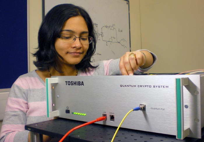 Ketaki Patel thuộc hãng Toshiba đang điều chỉnh một bộ phận của hệ thống dùng để truyền thông tin lượng tử đi xa 90 km