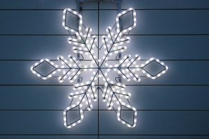 Đèn Giáng sinh ở dạng một ngôi sao trên một ô cửa ở Athens