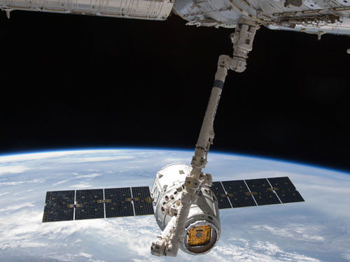 SpaceX neo đậu với ISS