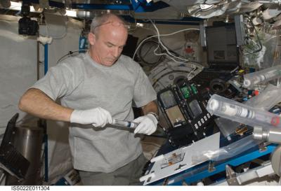 Jeff Williams đang làm thí nghiệm trên ISS