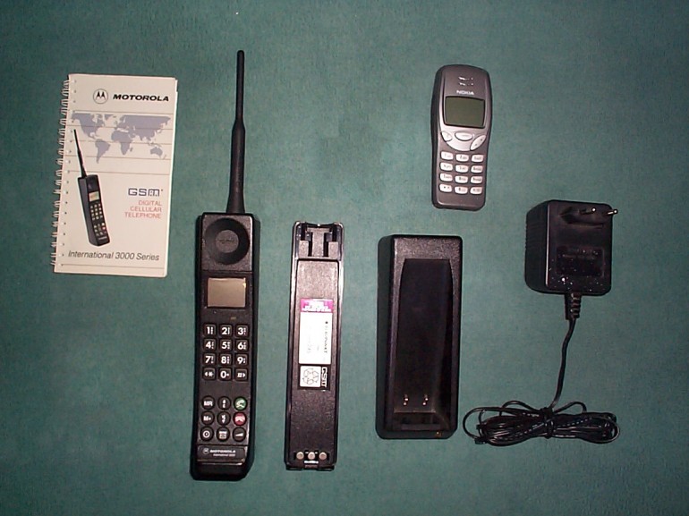 Motorola International 3200 và 2G Nokia phone