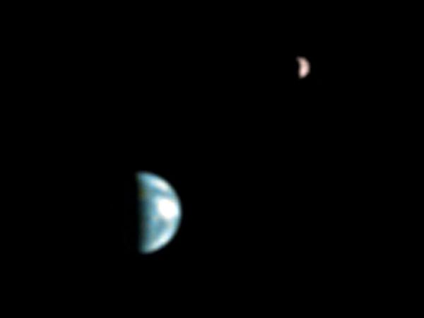 Ảnh chụp đầu tiên của Trái đất từ Hỏa tinh