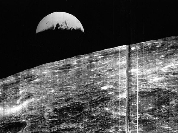 Ảnh chụp đầu tiên của Trái đất nhìn từ Mặt trăng