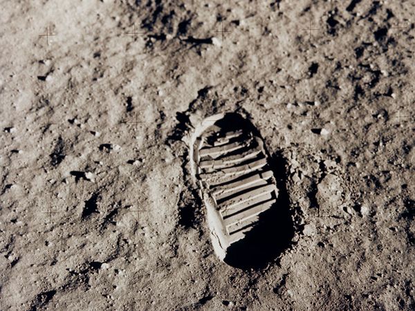 Dấu chân trên Mặt trăng