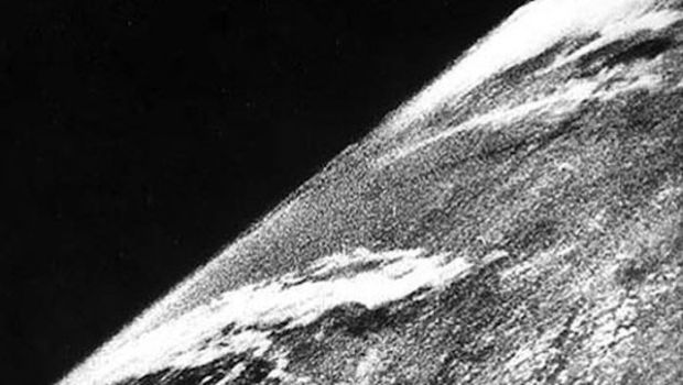 Ảnh chụp đầu tiên của Trái đất từ vũ trụ, 1946