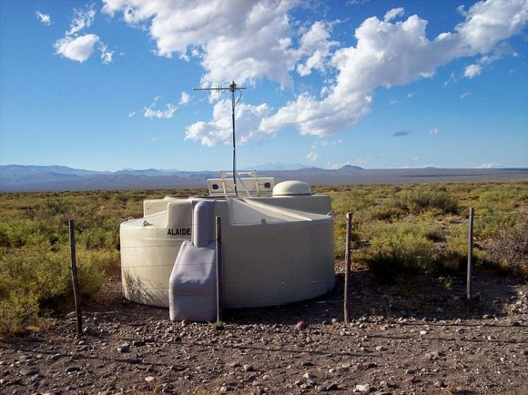Một trong những máy dò bể nước tại đài thiên văn Pierre Auger