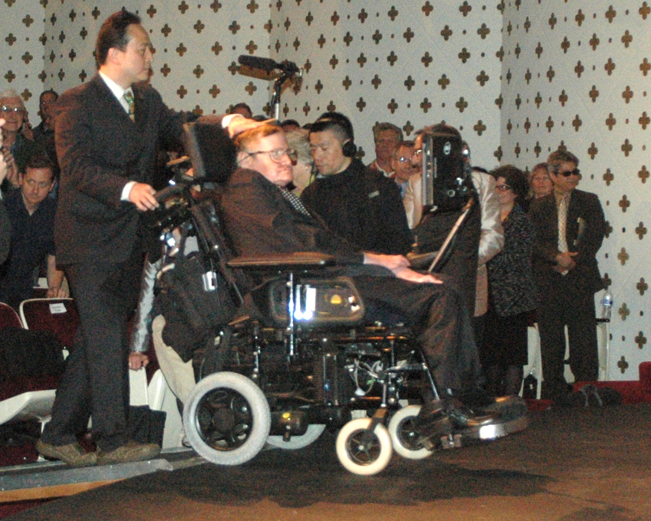 Stephen Hawking chuẩn bị lên khán đài 