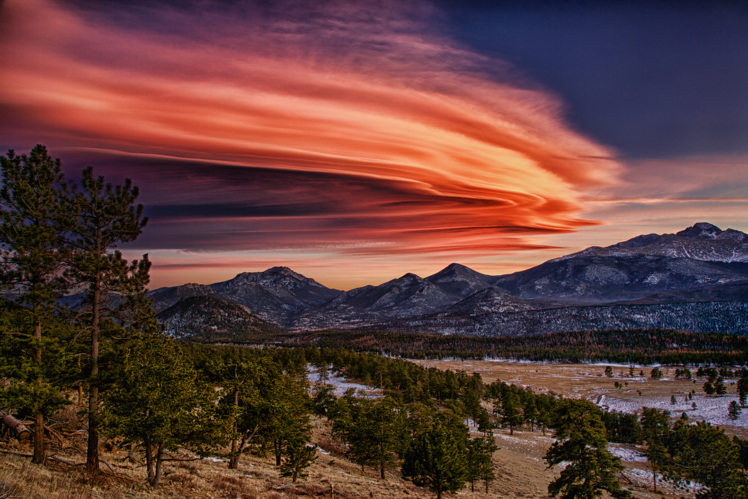 Đám mây hình hạt đậu trên Vườn quốc gia Rocky Mountain