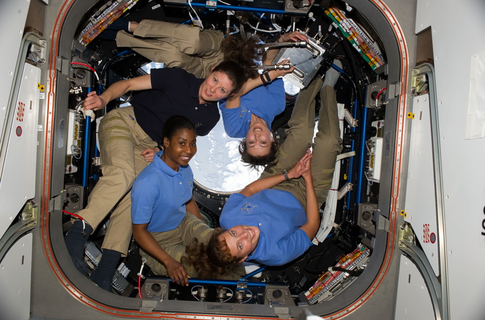 Bốn người phụ nữ trong vũ trụ