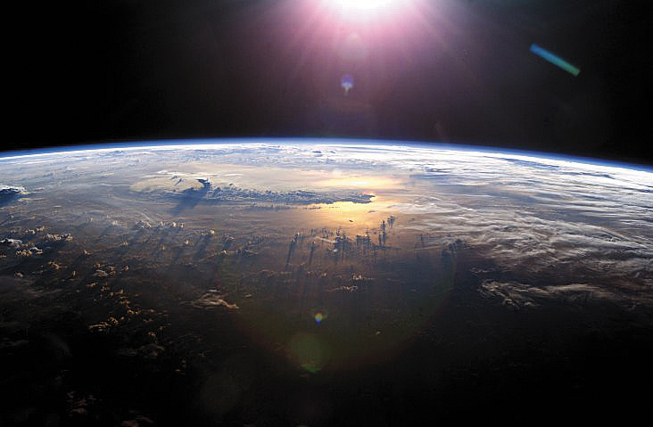 Mặt trời mọc trên Trái đất nhìn từ Trạm Vũ trụ Quốc tế.