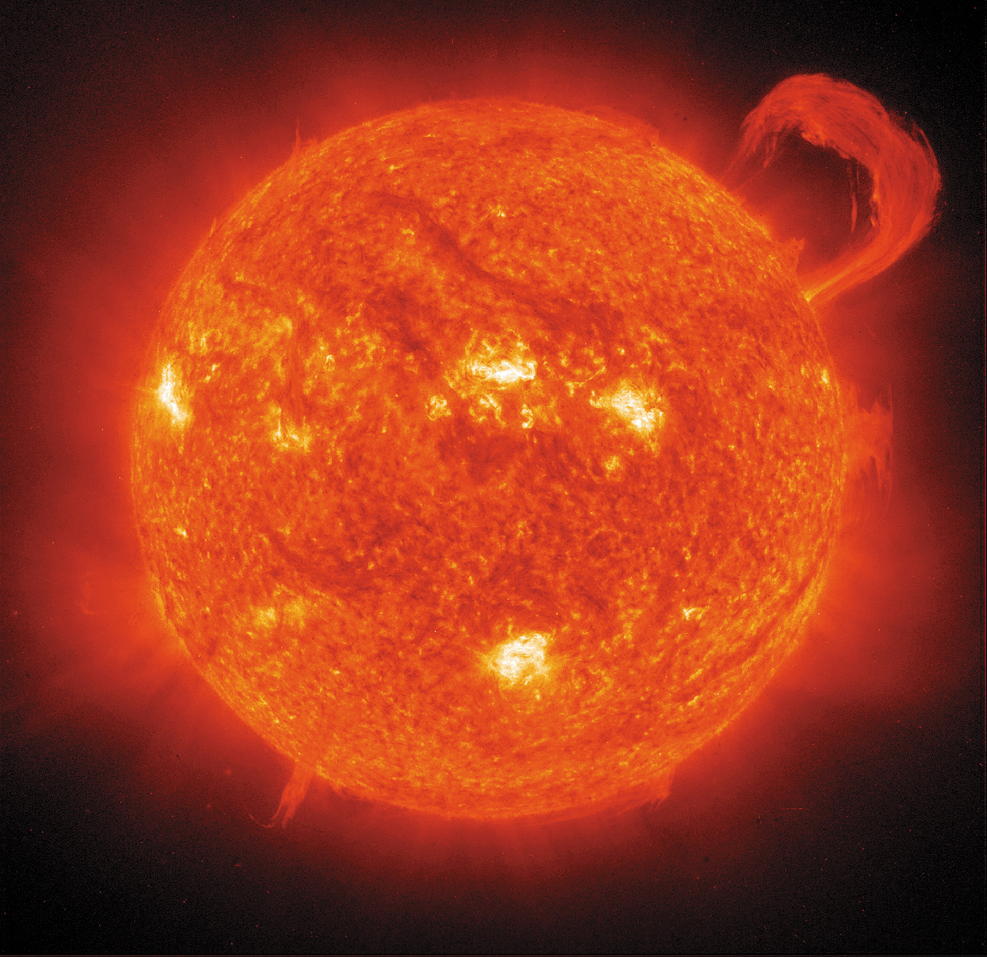 Phi thuyền vũ trụ Đài thiên văn Mặt trời và Nhật quyển (SOHO) thuộc NASA/ESA đã chụp bức chân dung này của ngôi sao của chúng ta vào năm 1999