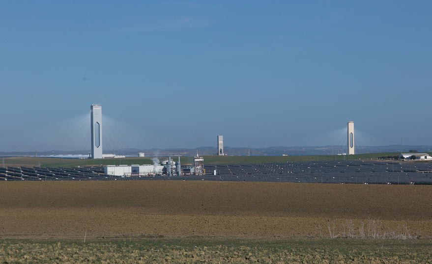Hai nhà máy nhiệt điện mặt trời PS20 (trái) và PS10 (phải) ở Tây Ban Nha Hai nhà máy nhiệt điện mặt trời PS20 (trái) và PS10 (phải) ở Tây Ban Nha