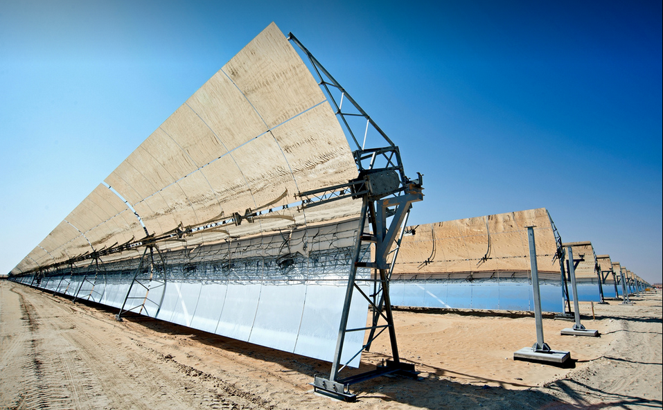 Các gương phản xạ của nhà máy Shams 1 ở AEU Các gương phản xạ của nhà máy Shams 1 ở AEU