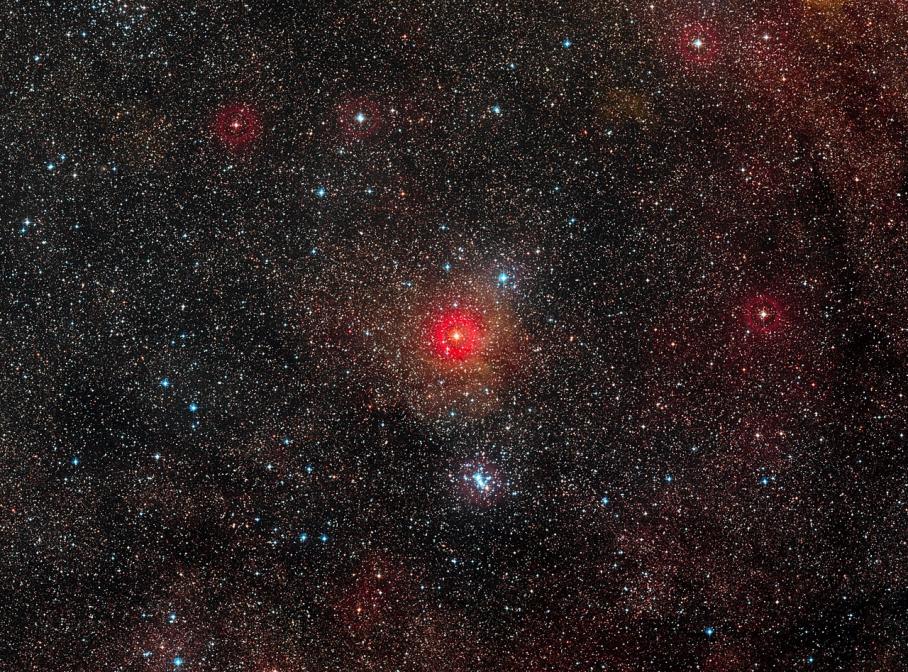 Ảnh chụp bằng kính thiên văn của HR5171 cùng với các ngôi sao khác