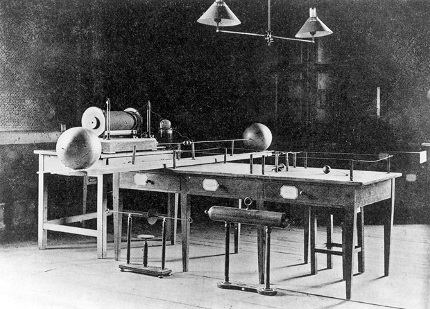 Heinrich Hertz sử dụng cuộn dây [bên trái] và anten [bên phải] để tạo ra và phát hiện bức xạ điện từ