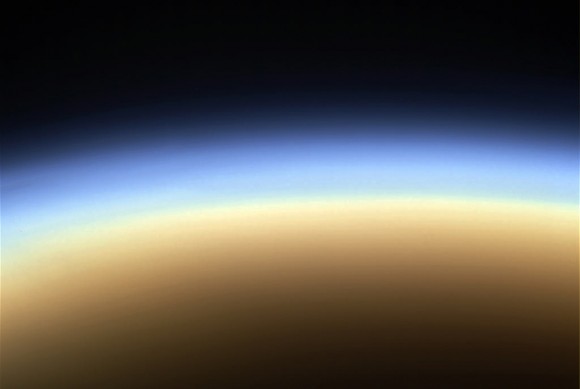 Bầu khí quyển dày đặc, mù sương của Titan