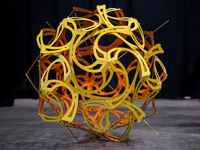 Lấy cảm hứng từ SNO, vật điêu khắc này trưng bày ở Kingston Lấy cảm hứng từ SNO, vật điêu khắc này trưng bày ở Kingston