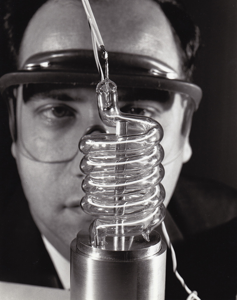 Bức ảnh được giới thiệu tại buổi họp báo Hughes Bức ảnh được giới thiệu tại buổi họp báo Hughes