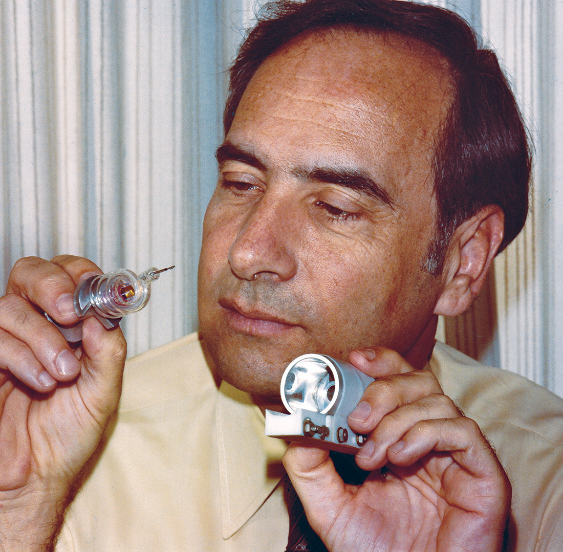 Ted Maiman cùng với nguyên mẫu laser đầu tiên