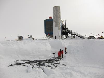 Đài thiên văn neutrino IceCube sắp hoàn thành