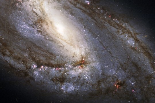 Thiên hà xoắn ốc dị thường M66